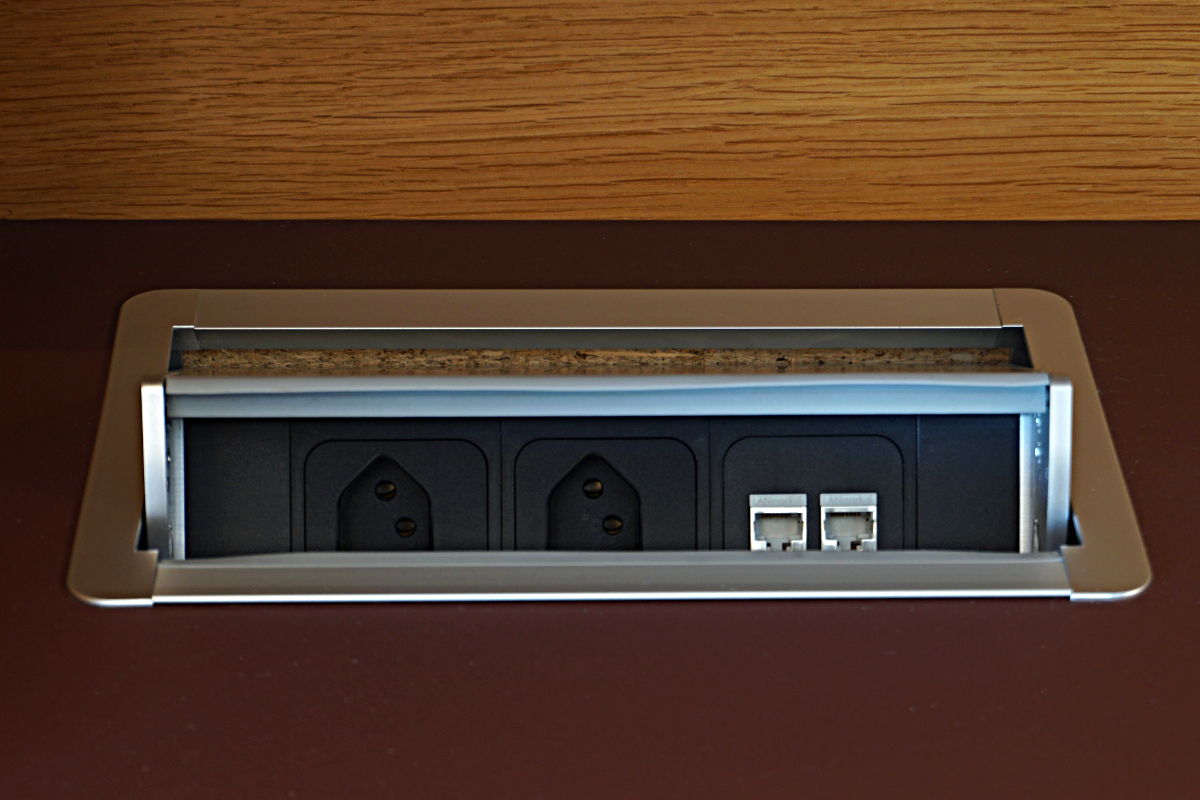 Detail: Steckdose in der Arbeitsfläche zur Vermeidung eines Kabelsalats