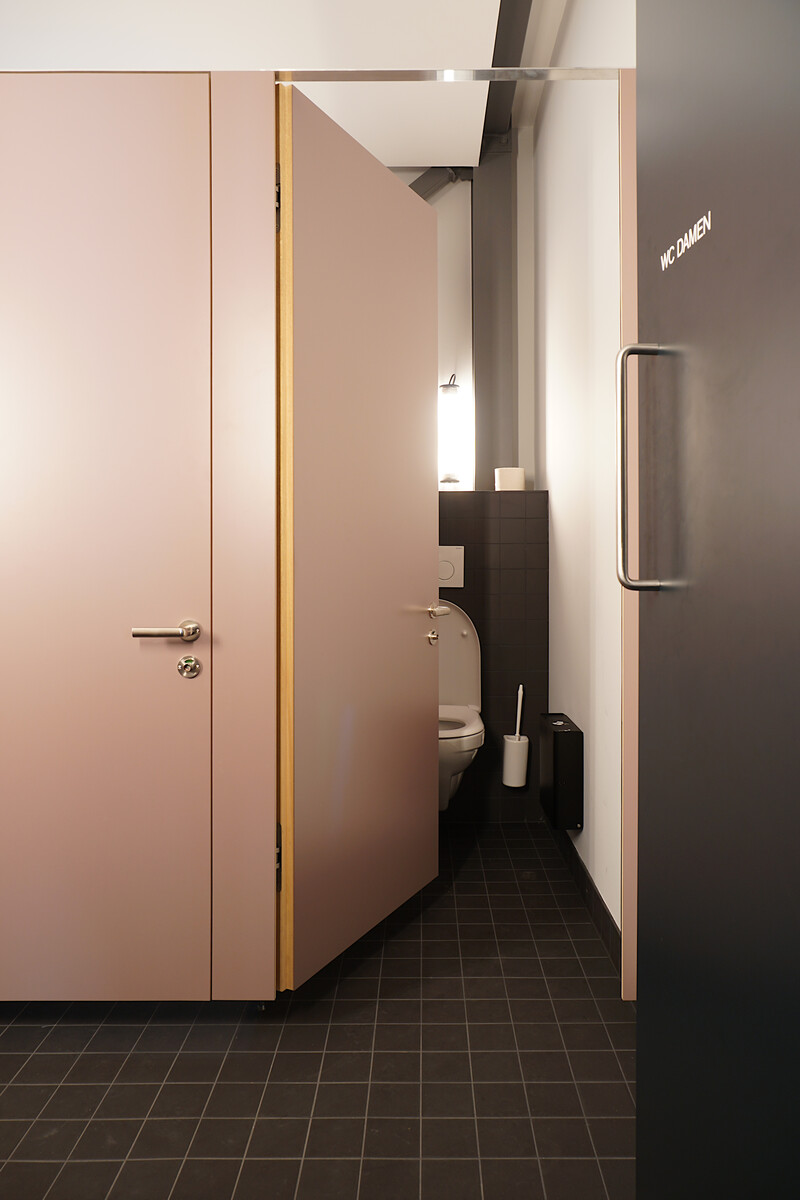 Trennwände und Türen für WC-Anlage