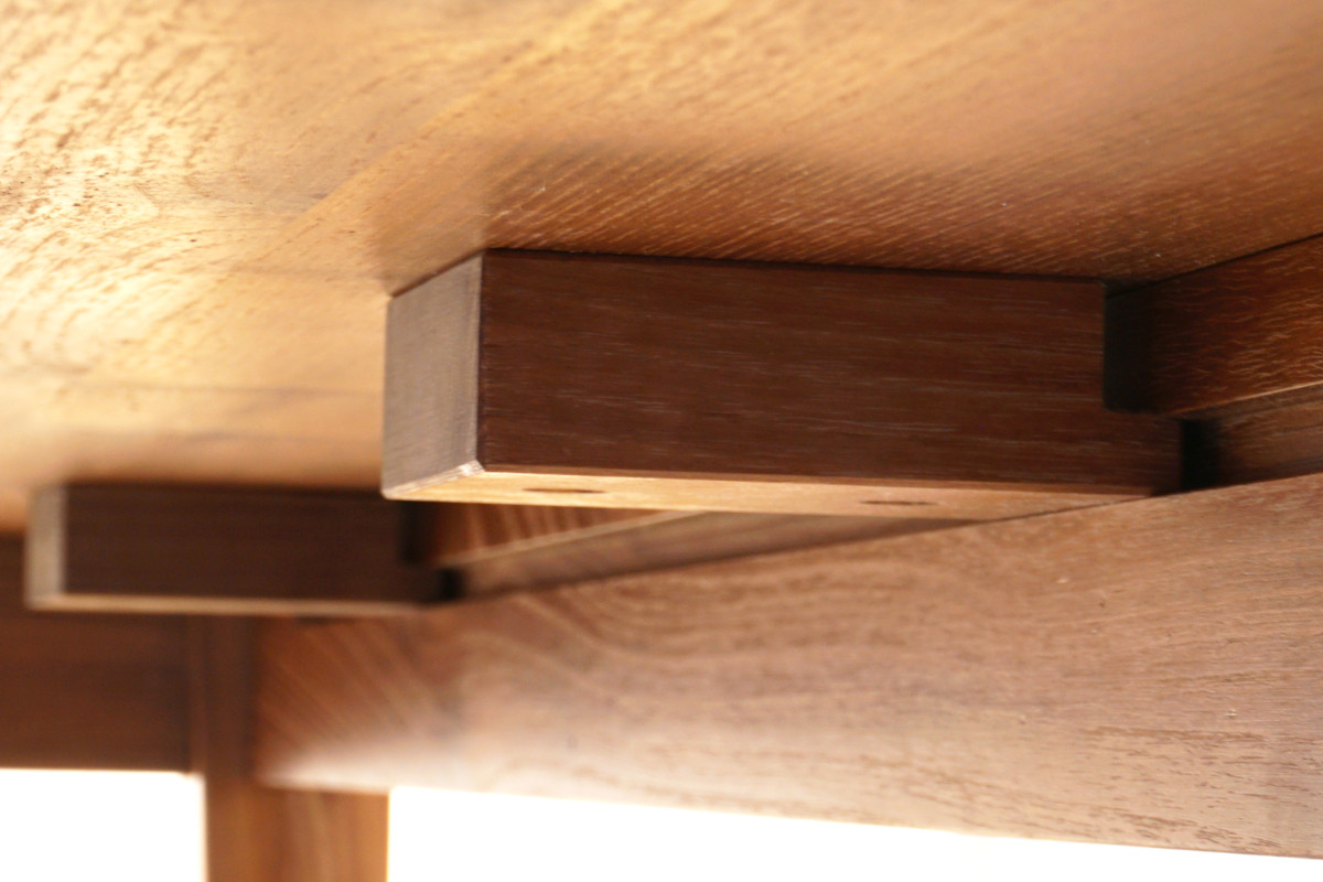 Das Tischblatt wurde mittels Kammleisten in der Nut am Tischgestell fixiert. Dadurch kann das Holz «arbeiten».