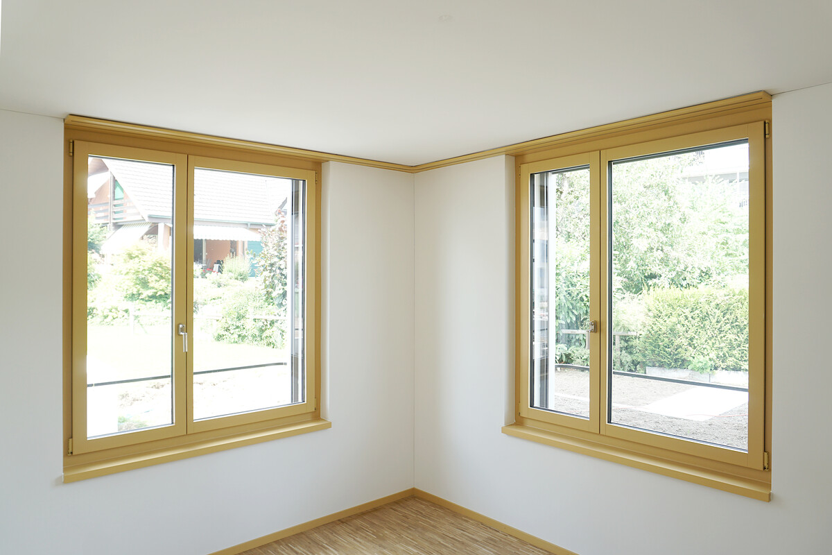 In manchen Zimmern sind die Vorhangschienen der Fenster von angrenzenden Wänden miteinander verbunden