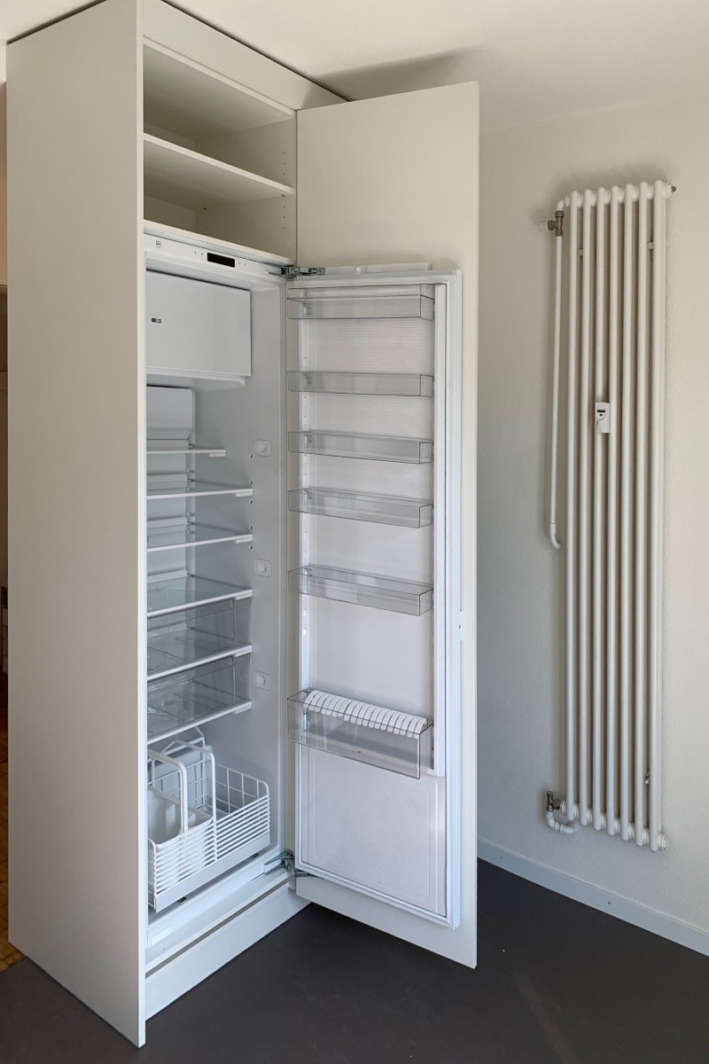 Der grosse Kühlschrank bietet viel Platz für Lebensmittel