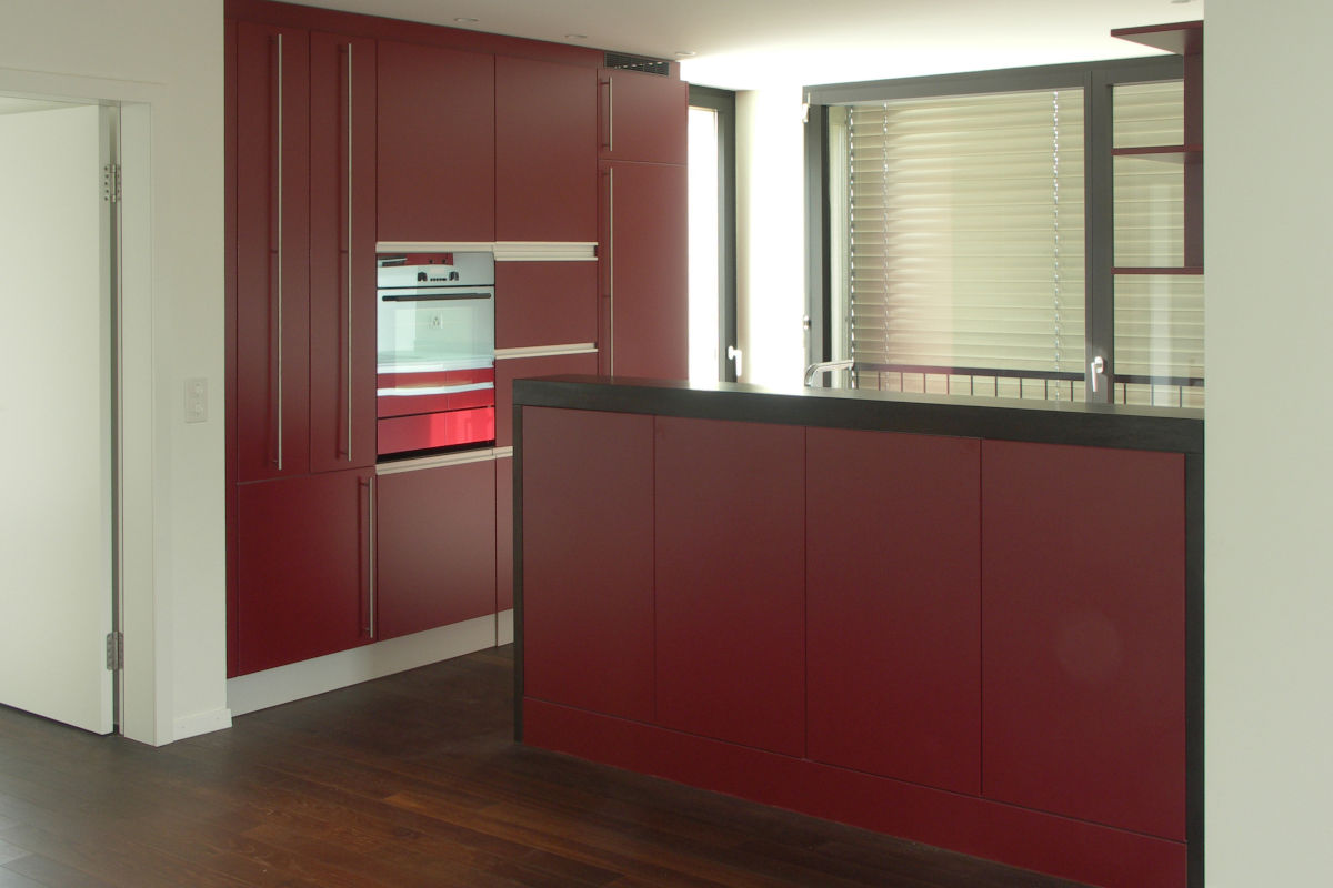 Elegante Küche mit roten Fronten