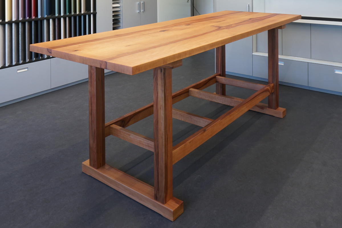 Dass ein schöner neuer Tisch aus massivem Birnbaumholz im Beratungszimmer der Küchenausstellung der Schreinerei Girardi steht, nimmt das Unternehmen zum Anlass, das Thema Birnen ins Zentrum e
