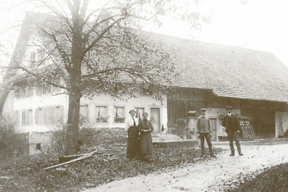 Birnbaum vor dem Bauernhof in Ottenbach1918